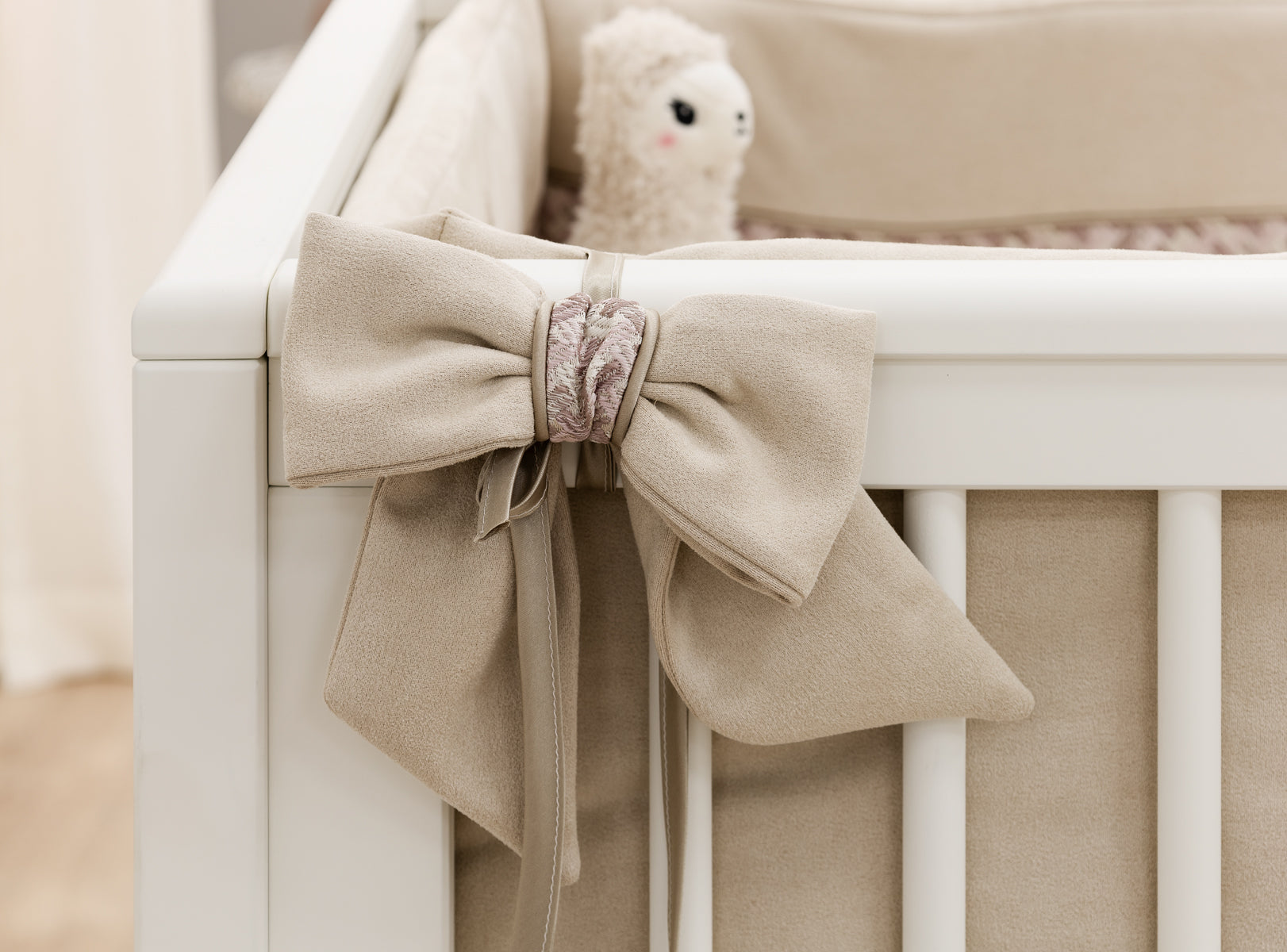 Luxe Bedrand 'Royal'  60 cm Magnolia met Suède & Satijn